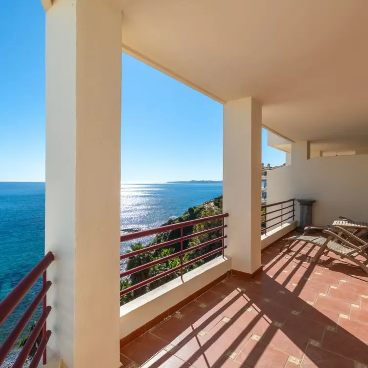 Sale of middle floor apartment in Torrequebrada