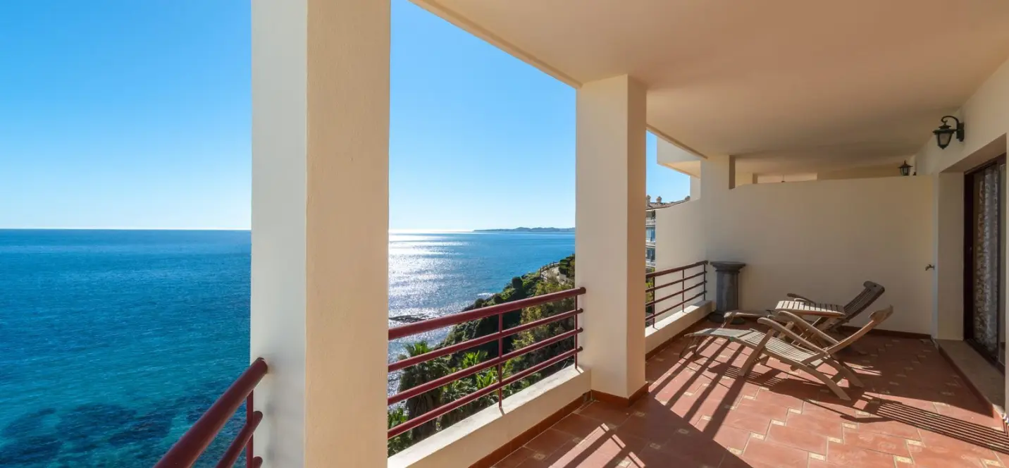 Sale of middle floor apartment in Torrequebrada 0