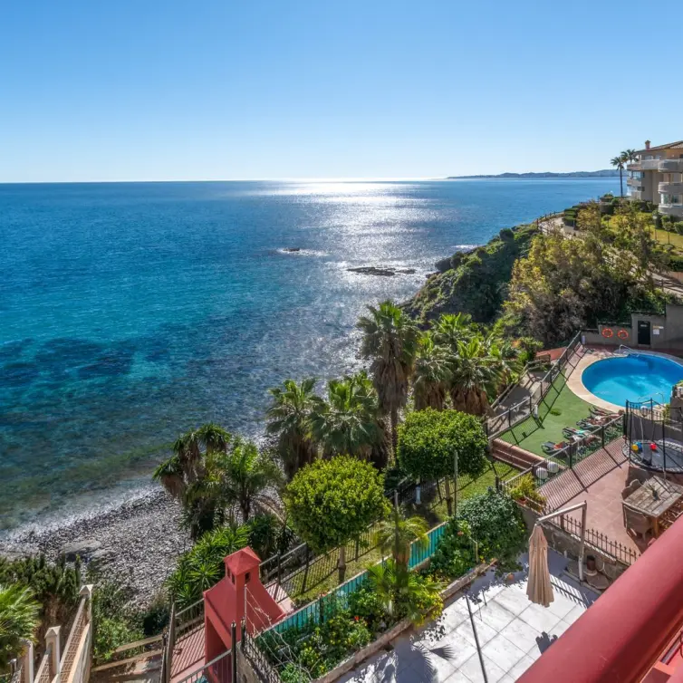 Sale of middle floor apartment in Torrequebrada