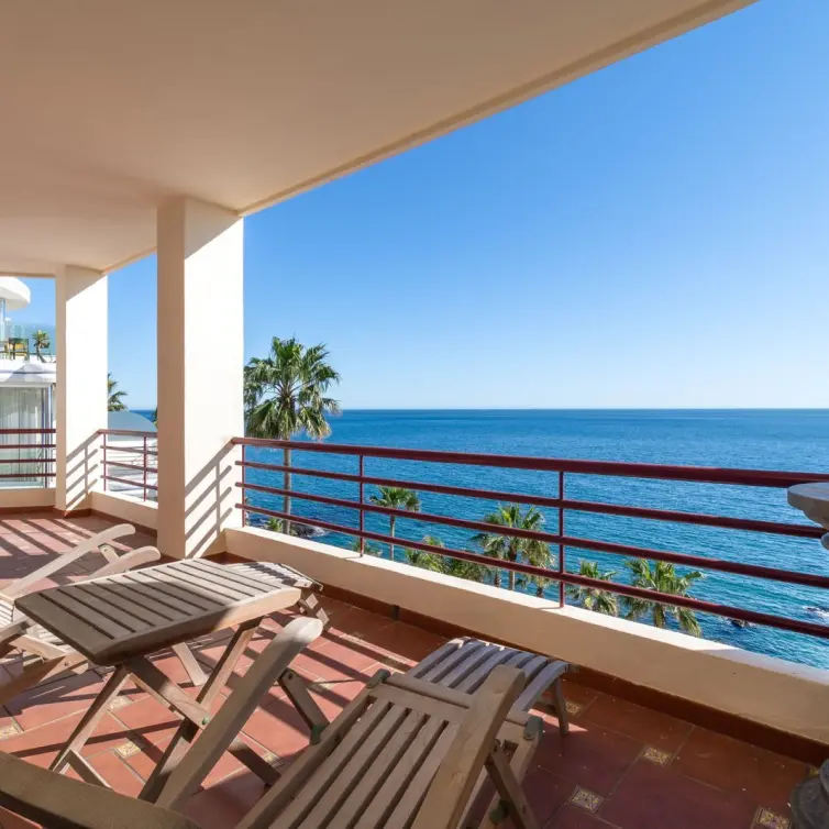 Sale of middle floor apartment in Torrequebrada