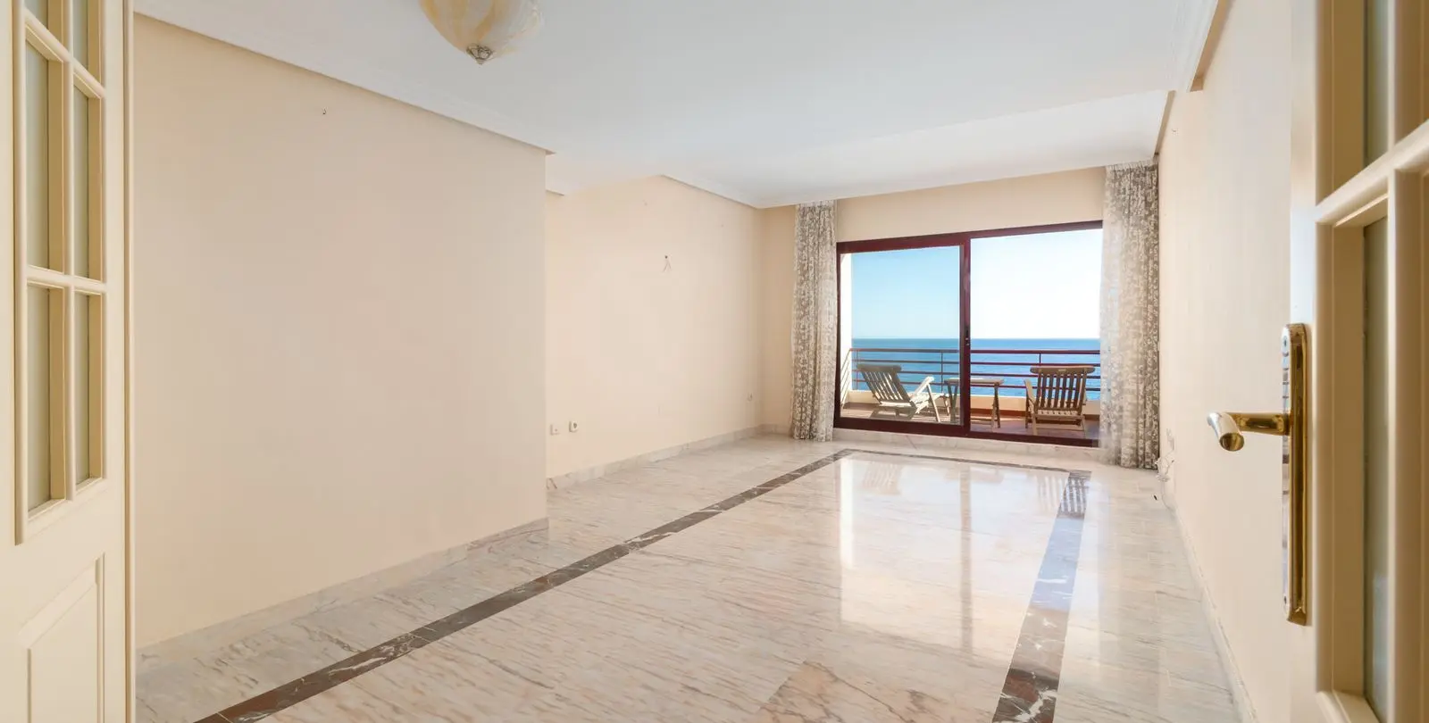 Sale of middle floor apartment in Torrequebrada 6