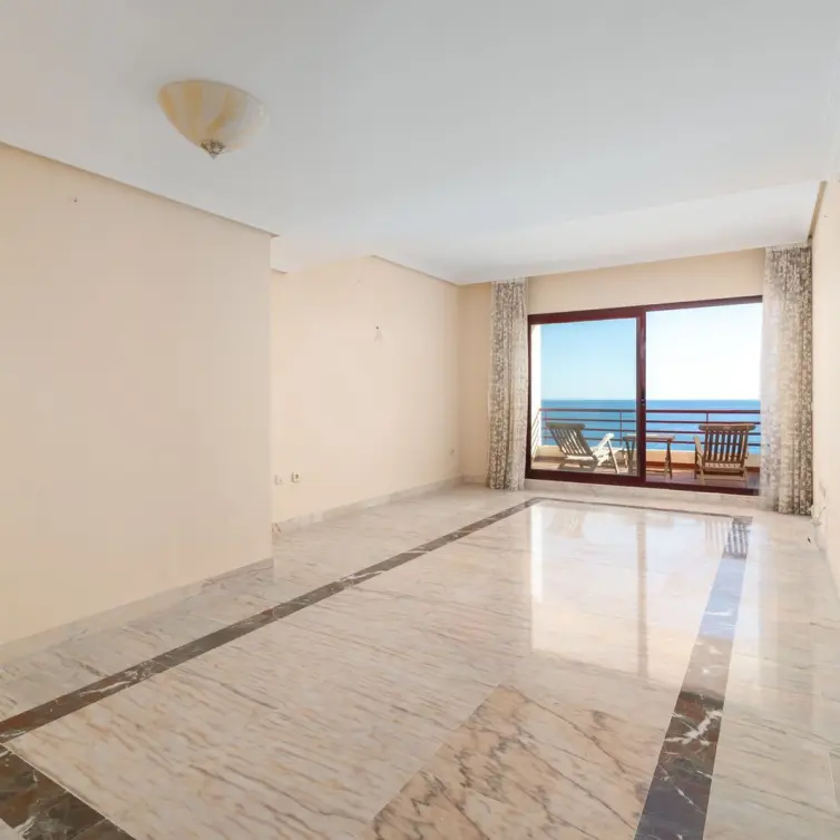 Sale of middle floor apartment in Torrequebrada
