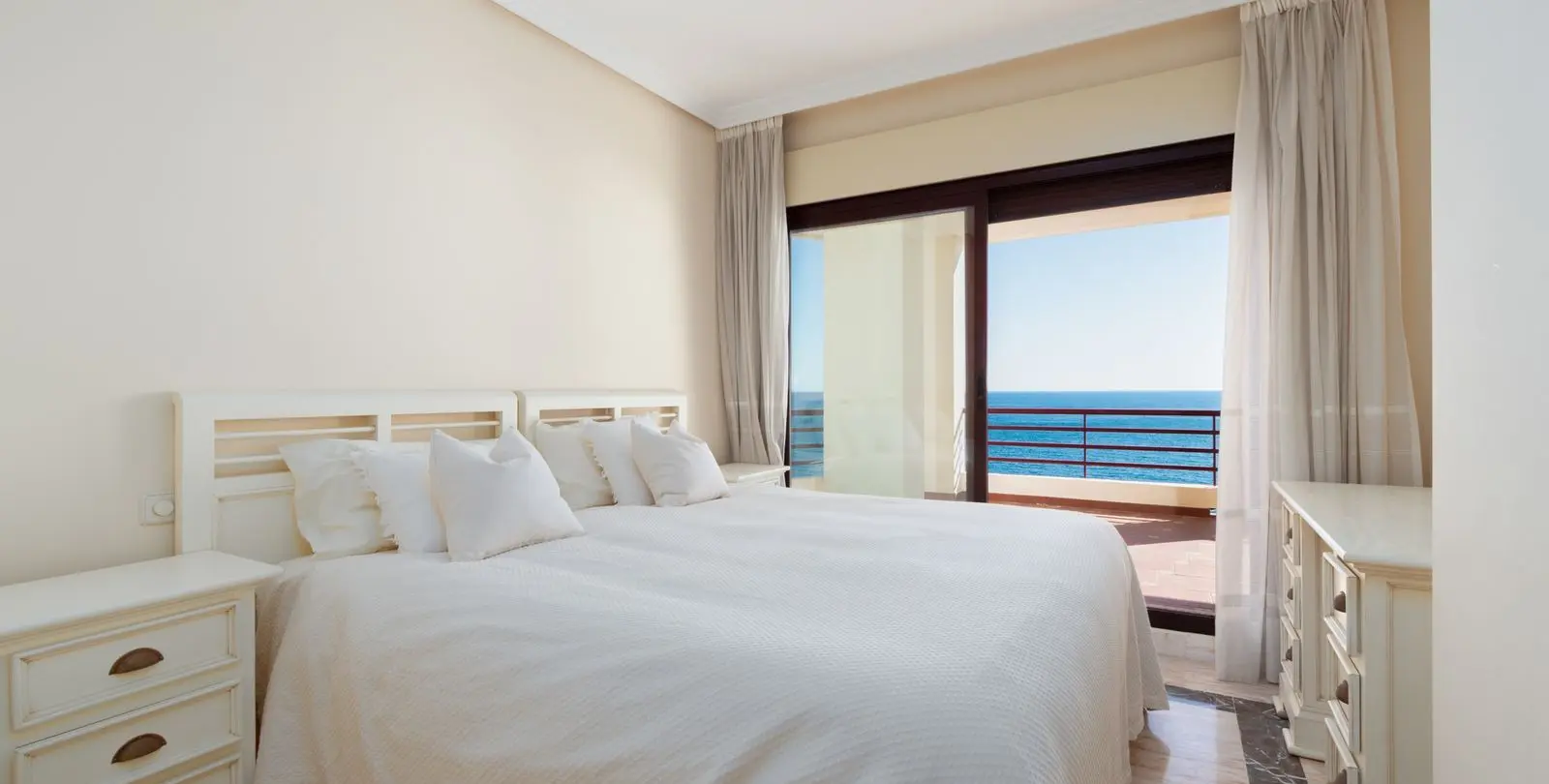 Sale of middle floor apartment in Torrequebrada 9