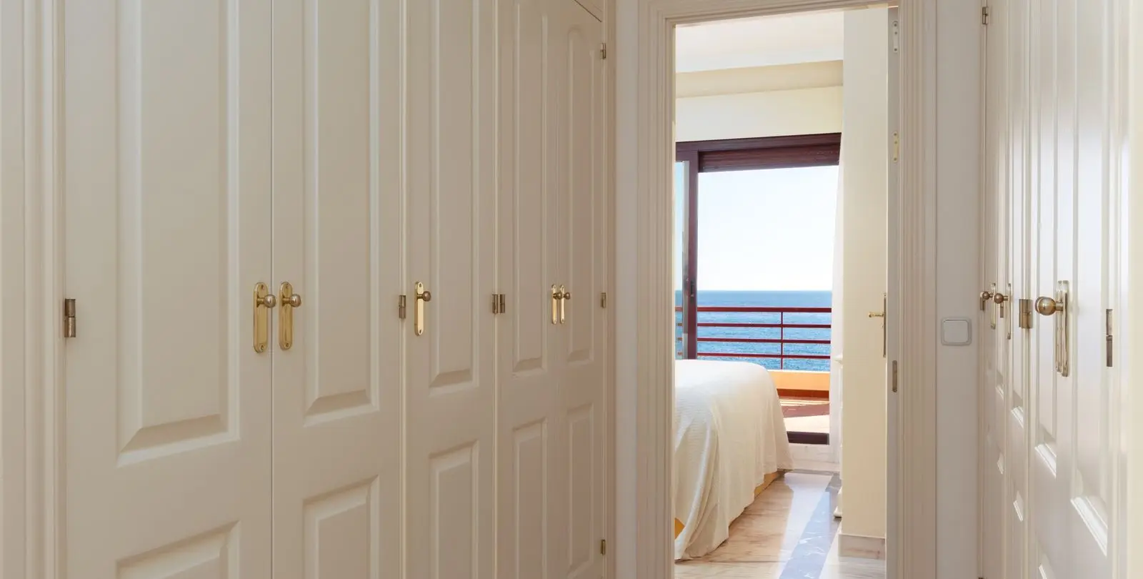 Sale of middle floor apartment in Torrequebrada 10