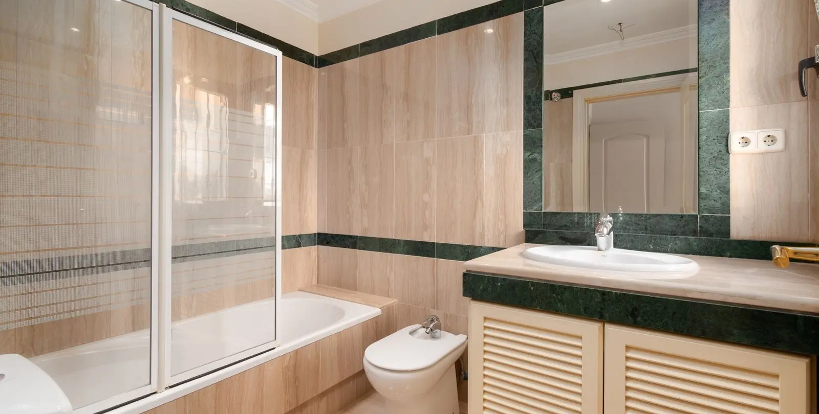 Sale of middle floor apartment in Torrequebrada 11