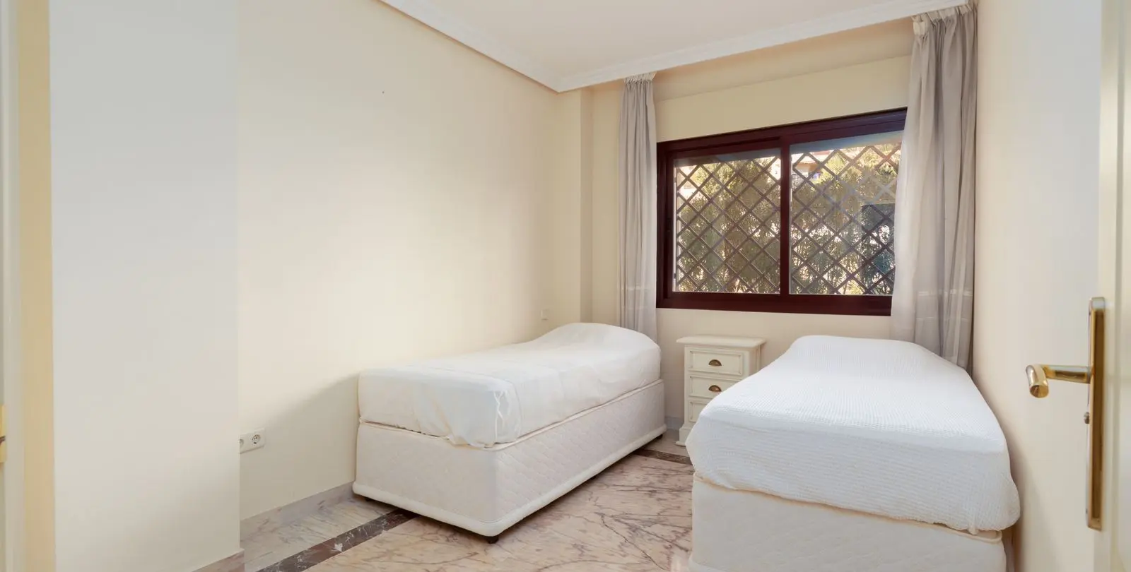 Sale of middle floor apartment in Torrequebrada 12