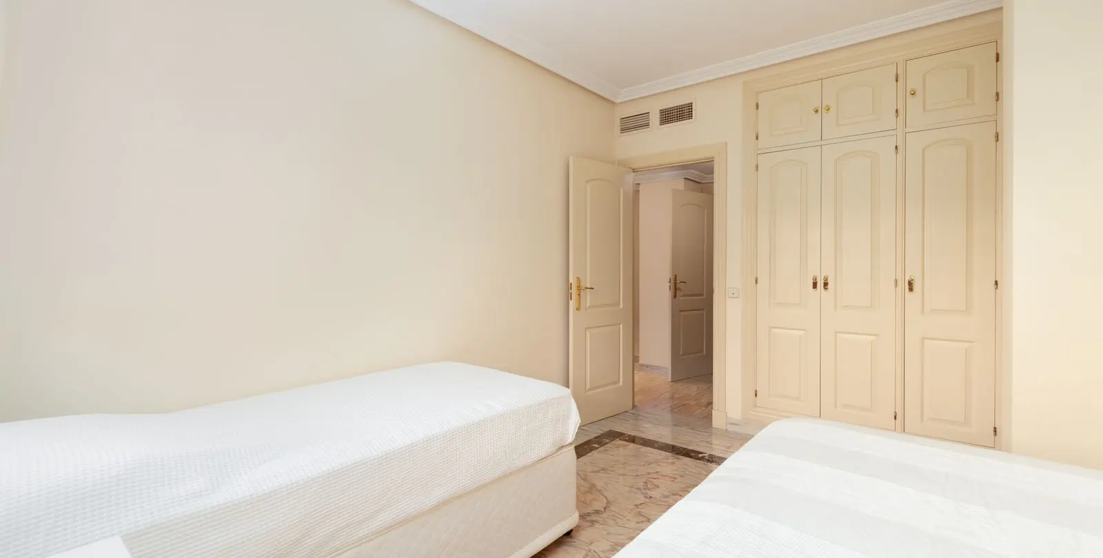 Sale of middle floor apartment in Torrequebrada 13