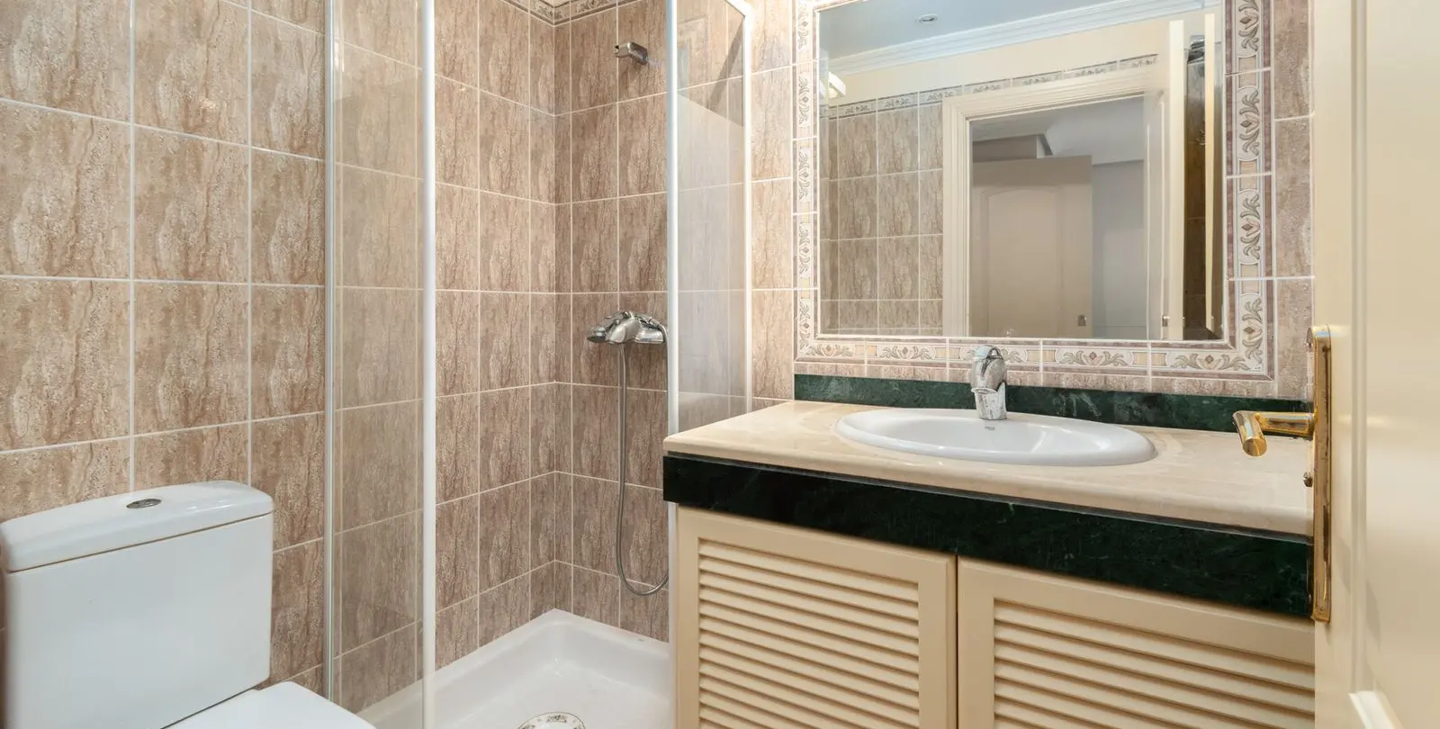 Sale of middle floor apartment in Torrequebrada 14