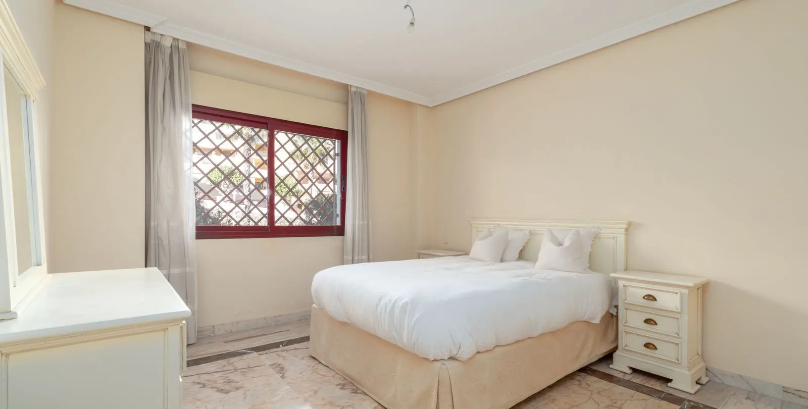 Sale of middle floor apartment in Torrequebrada 15