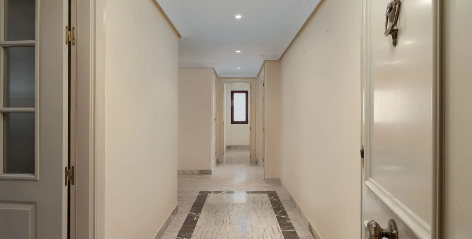 Sale of middle floor apartment in Torrequebrada 16