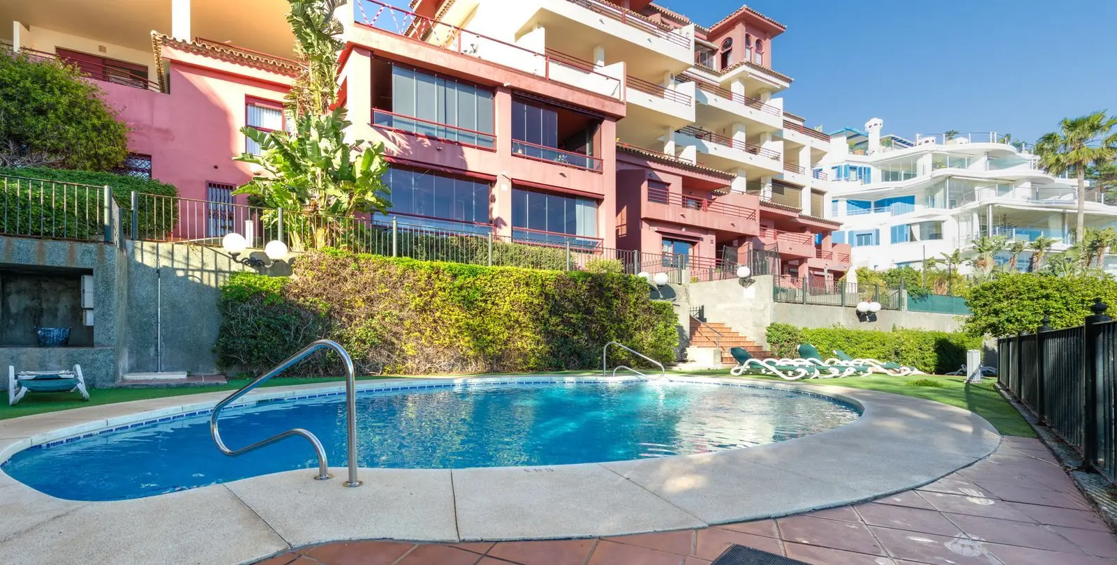 Sale of middle floor apartment in Torrequebrada 21