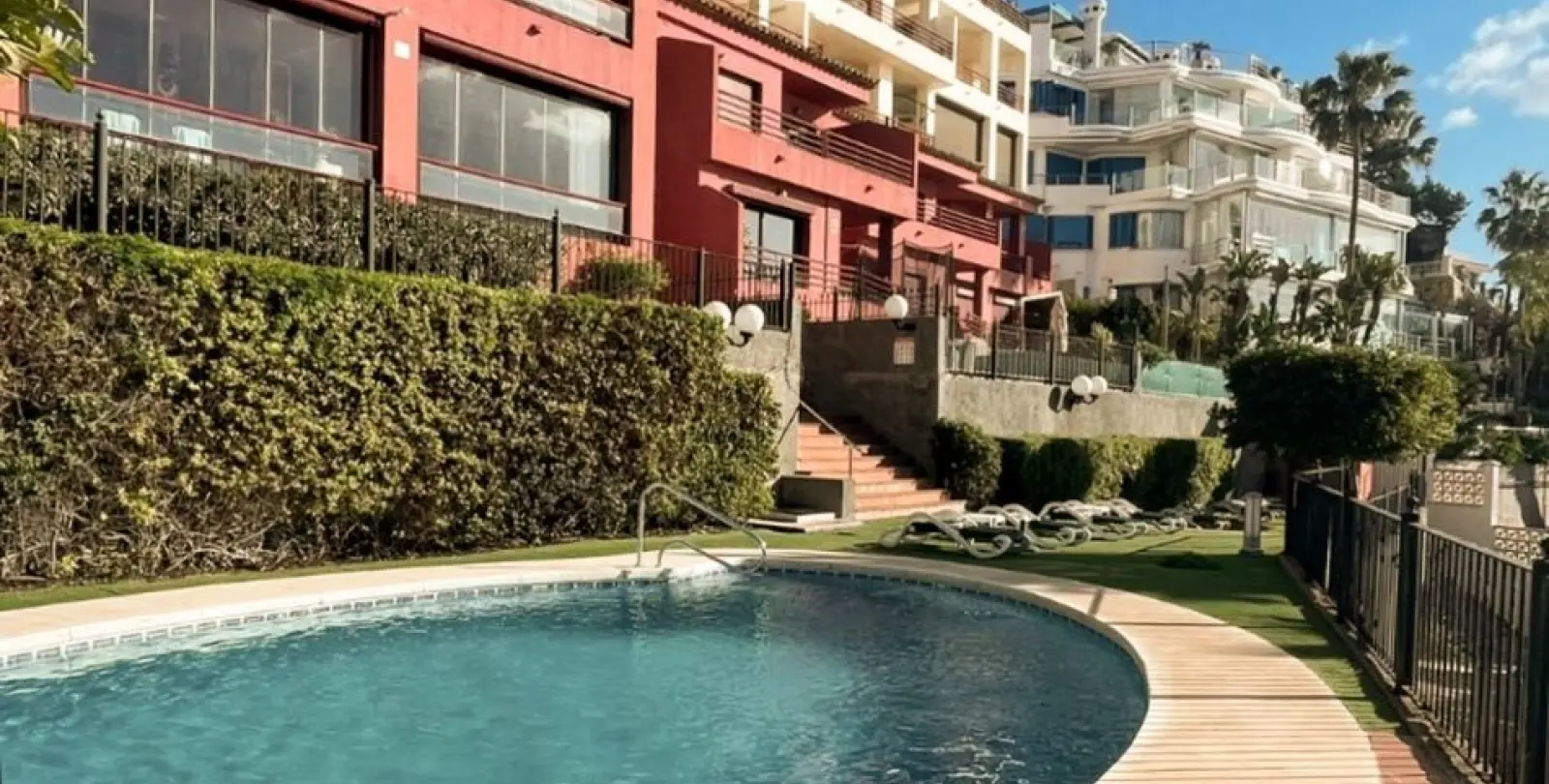 Sale of middle floor apartment in Torrequebrada 22