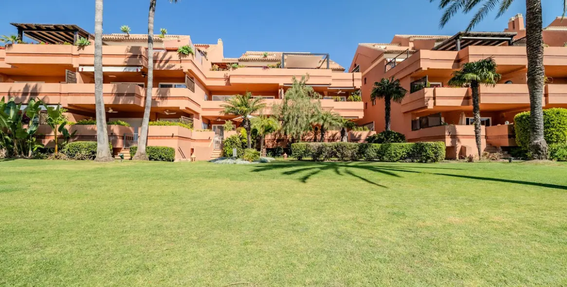 Sale of ground floor apartment in Puerto Banús 1