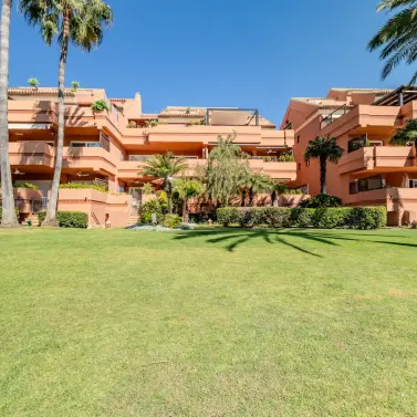 Sale of ground floor apartment in Puerto Banús
