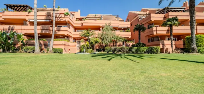 Sale of ground floor apartment in Puerto Banús 0