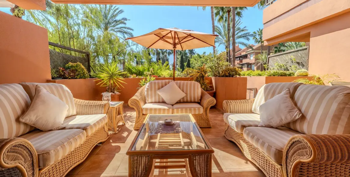 Sale of ground floor apartment in Puerto Banús 2