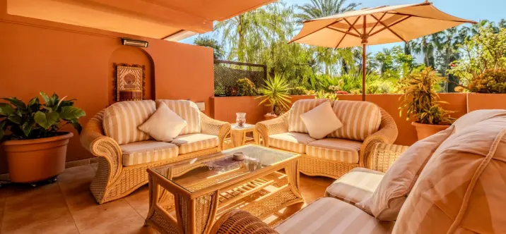 Sale of ground floor apartment in Puerto Banús 2