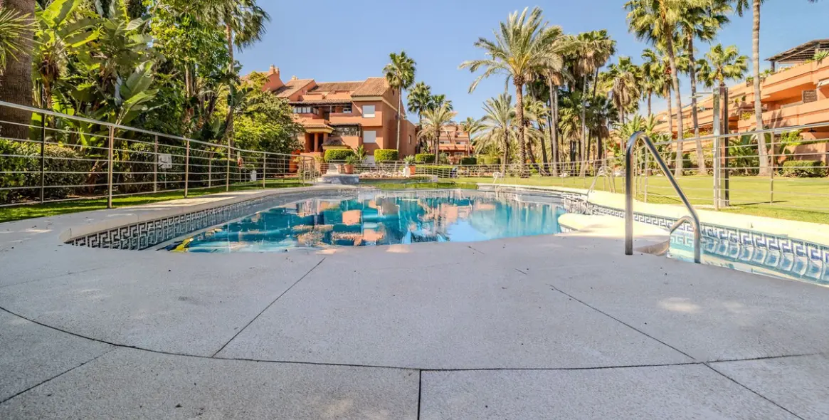 Sale of ground floor apartment in Puerto Banús 5
