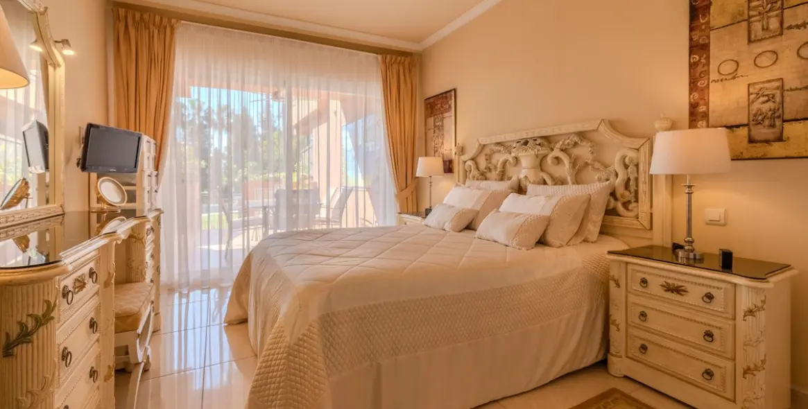 Sale of ground floor apartment in Puerto Banús 12