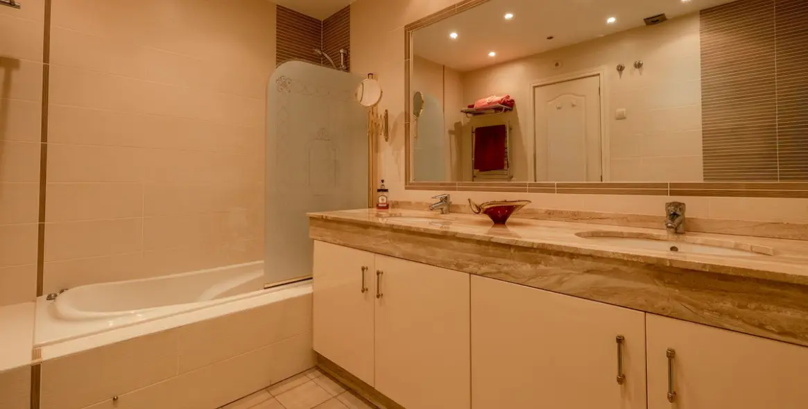 Sale of ground floor apartment in Puerto Banús 14