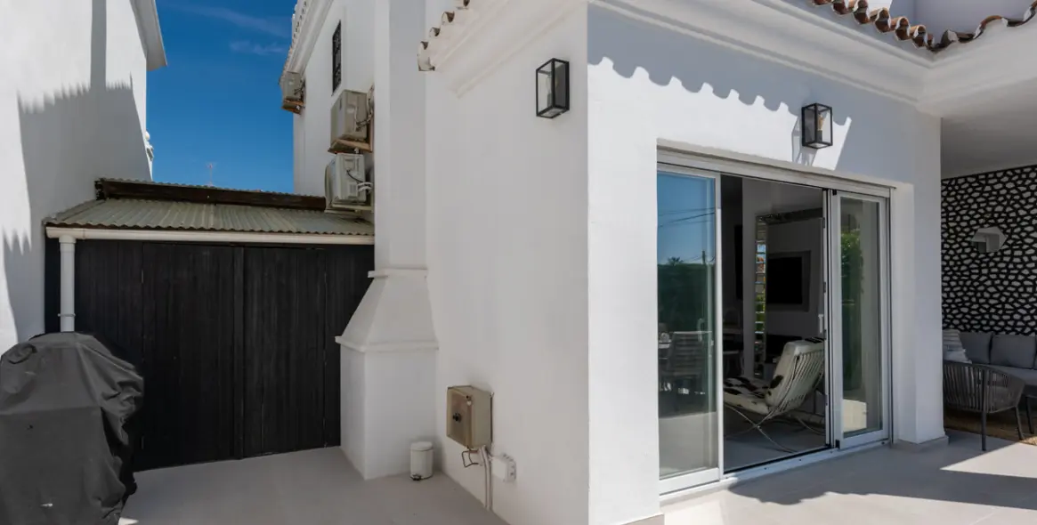 Sale of detached villa in Bel Air 23