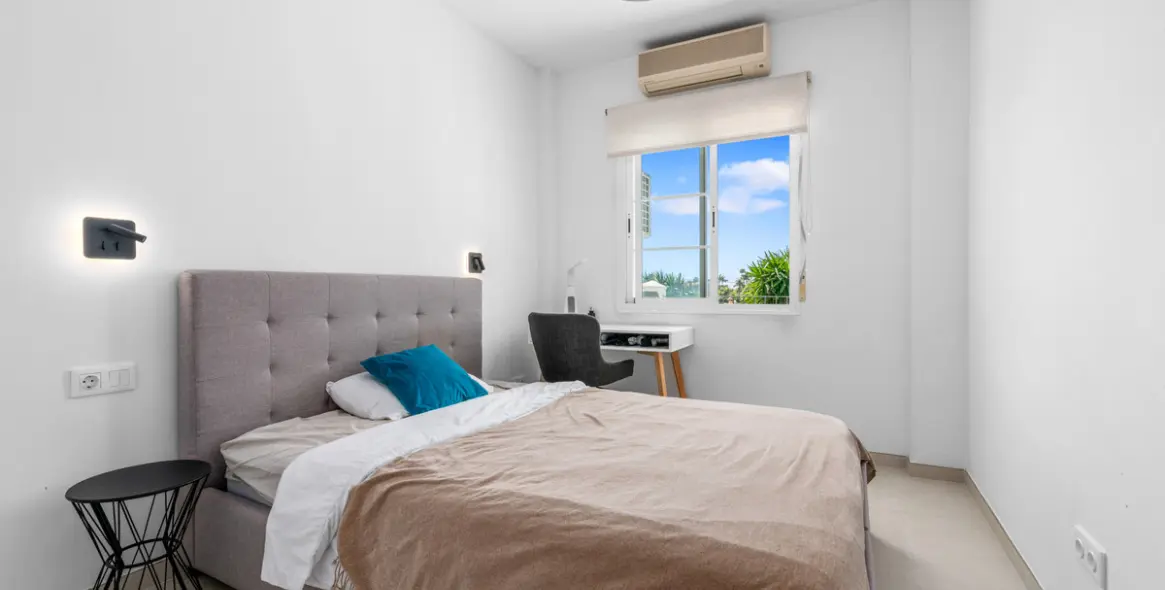 Sale of detached villa in Bel Air 24