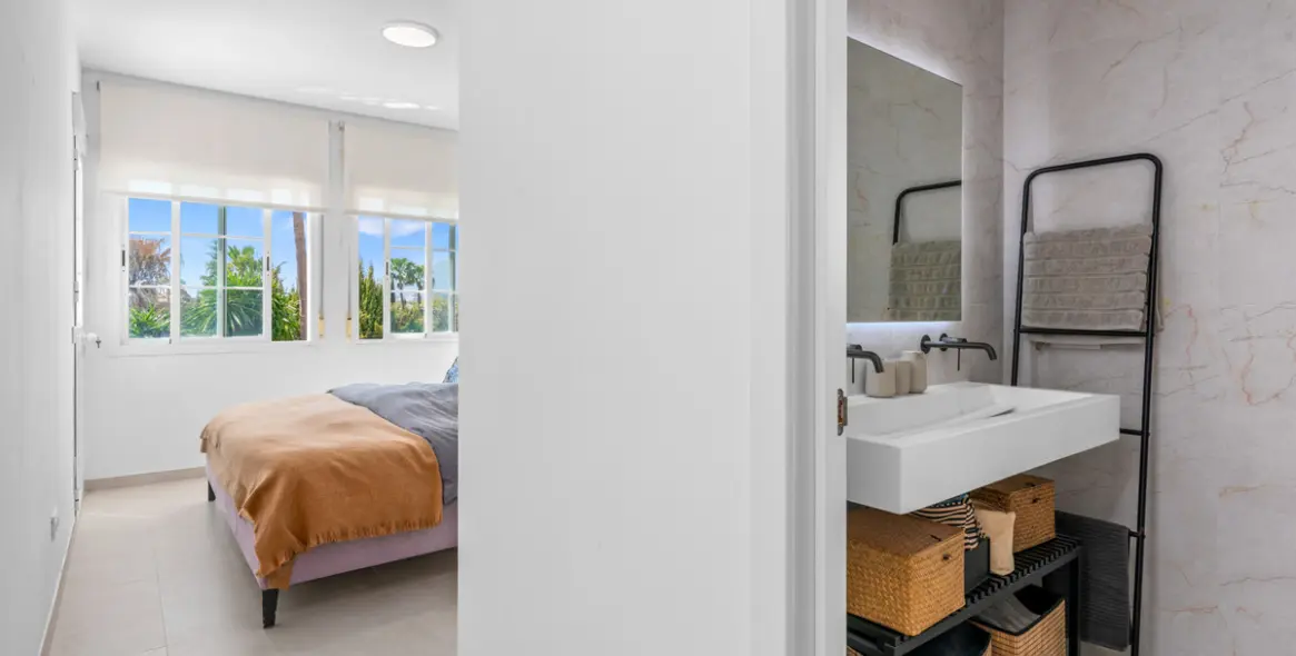 Sale of detached villa in Bel Air 26