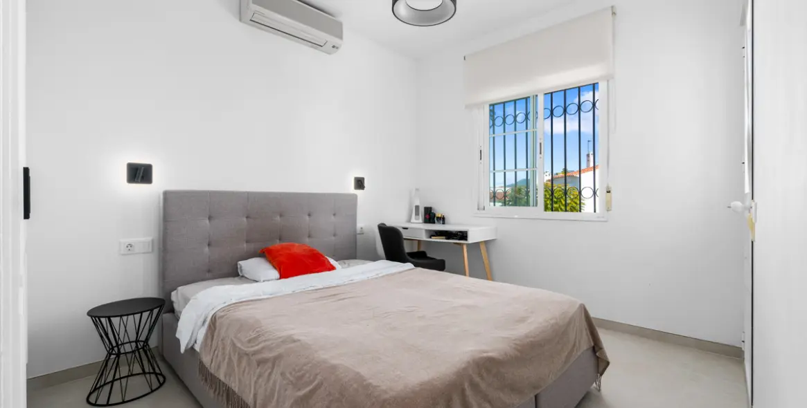 Sale of detached villa in Bel Air 36