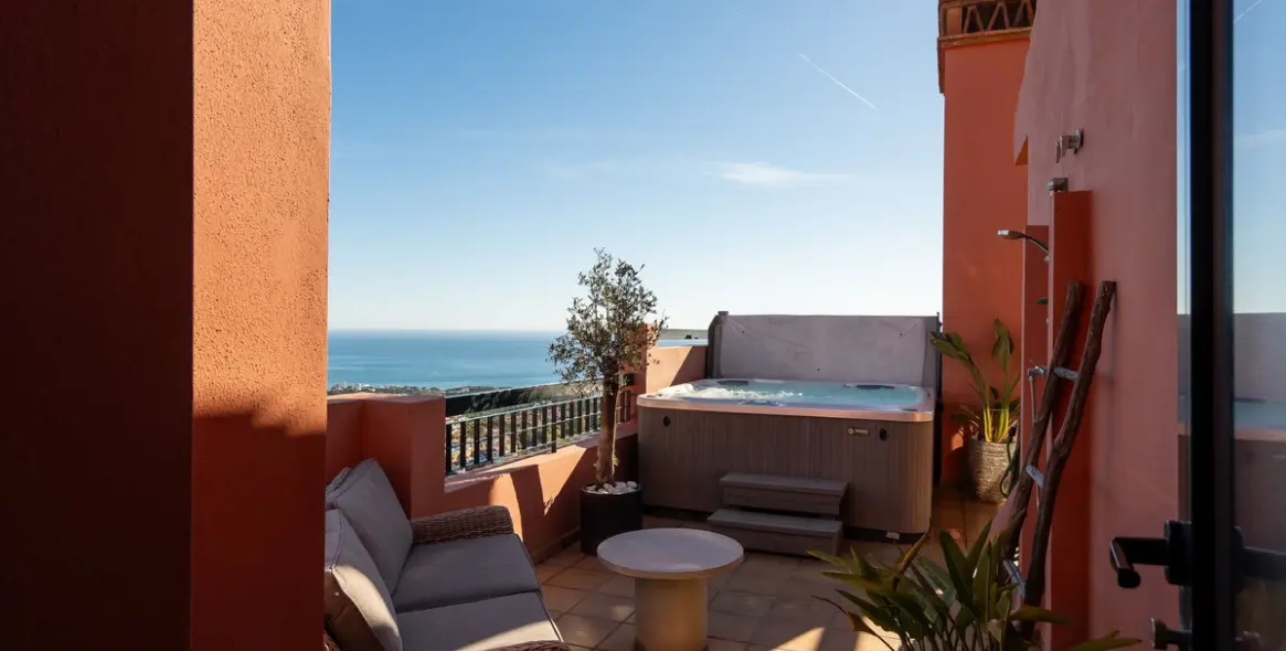 Venta de ático dúplex en Calahonda 11