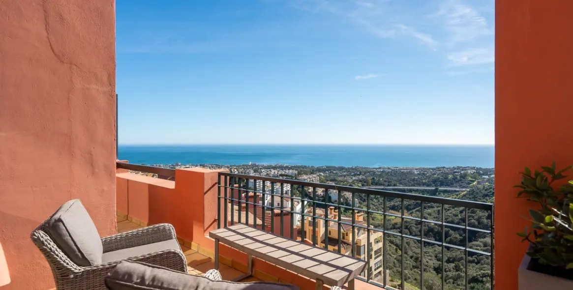 Venta de ático dúplex en Calahonda 17