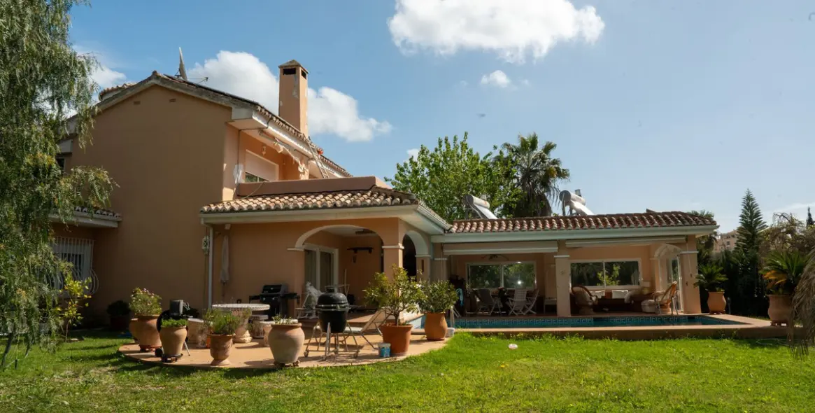 Venta de villa independiente en Elviria 1