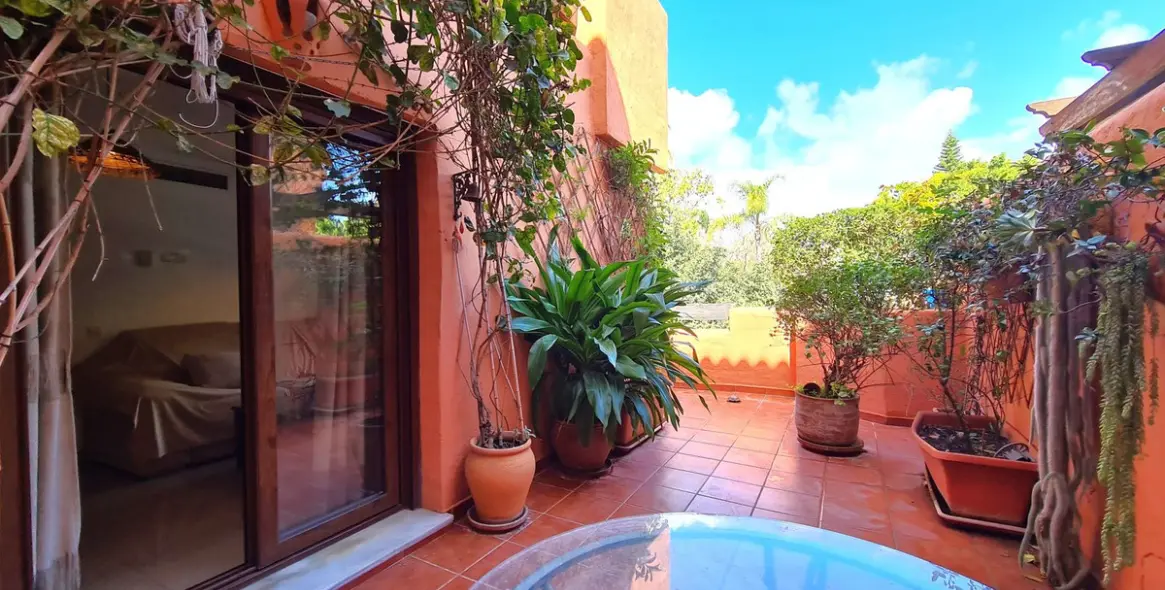 Sale of middle floor apartment in Estepona 2