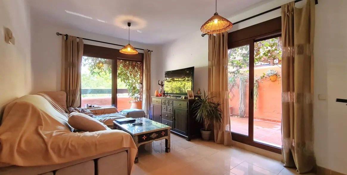 Sale of middle floor apartment in Estepona 3