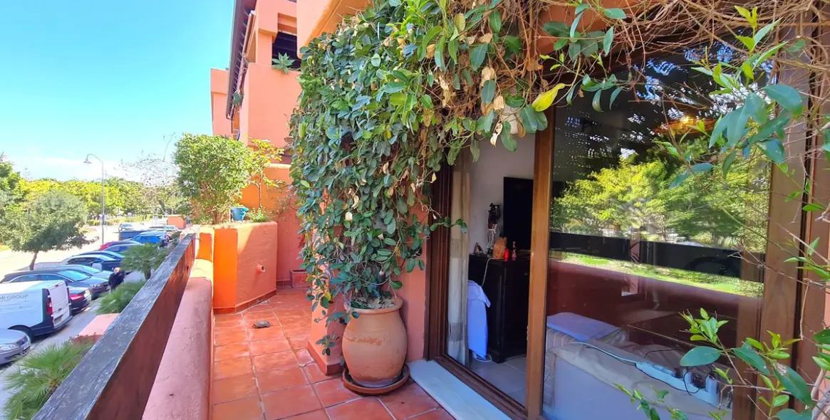 Sale of middle floor apartment in Estepona 11