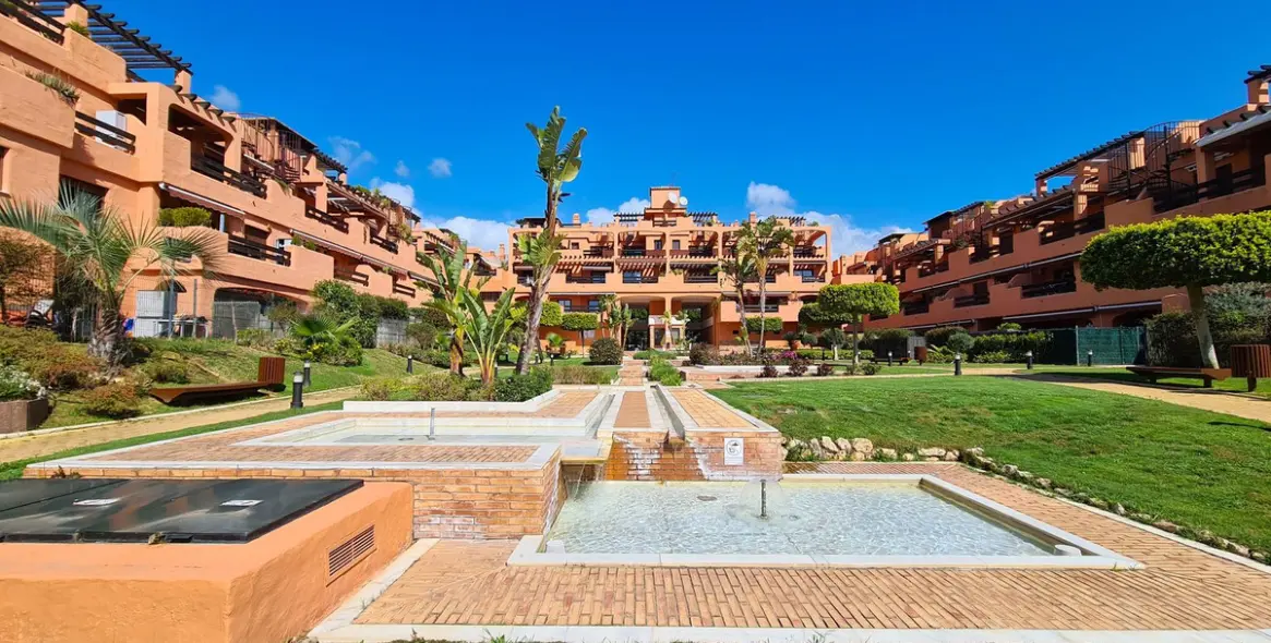 Sale of middle floor apartment in Estepona 28