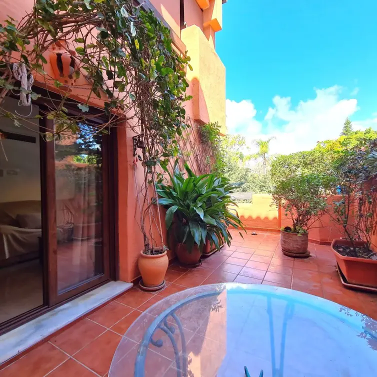 Sale of middle floor apartment in Estepona
