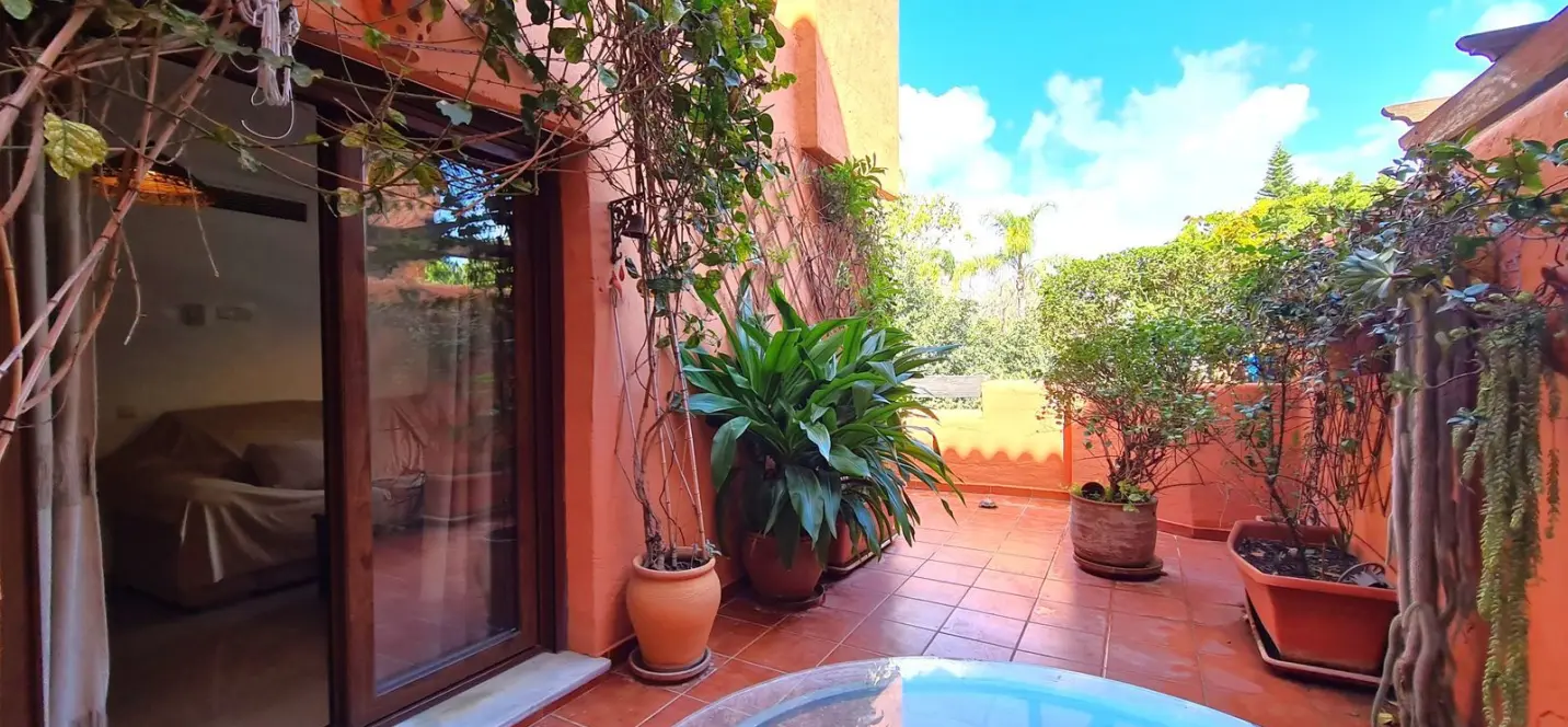 Sale of middle floor apartment in Estepona 0