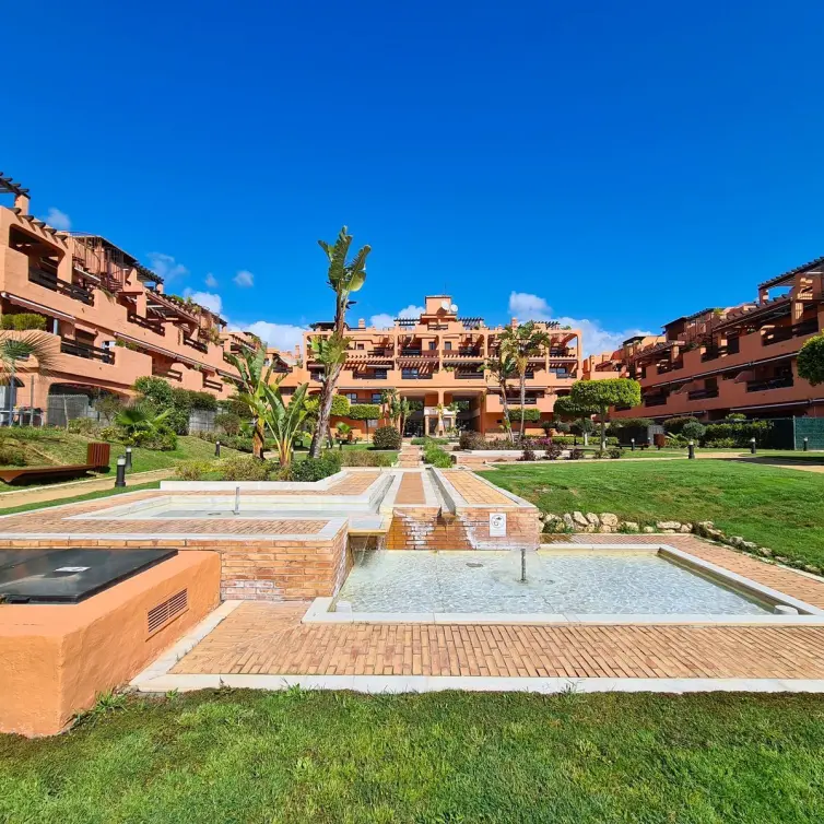 Sale of middle floor apartment in Estepona