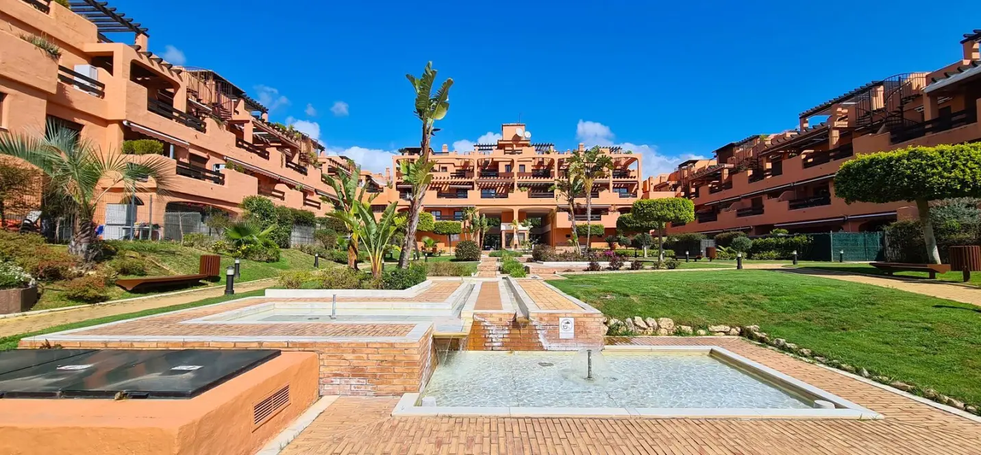 Sale of middle floor apartment in Estepona 1