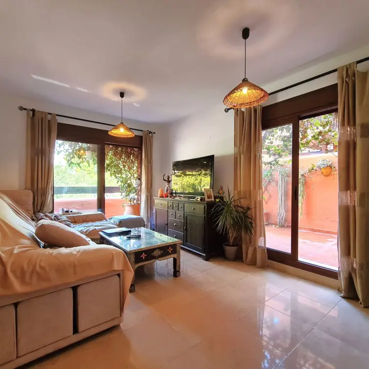 Sale of middle floor apartment in Estepona