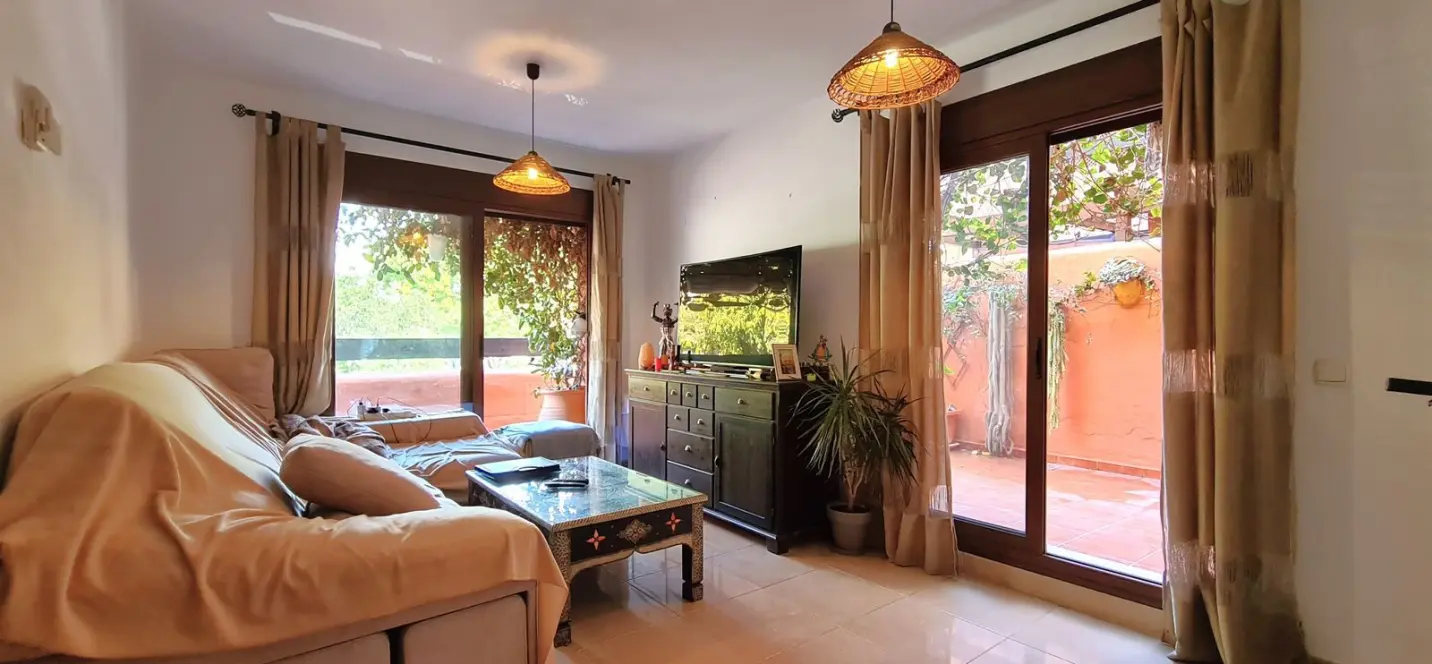 Sale of middle floor apartment in Estepona 2