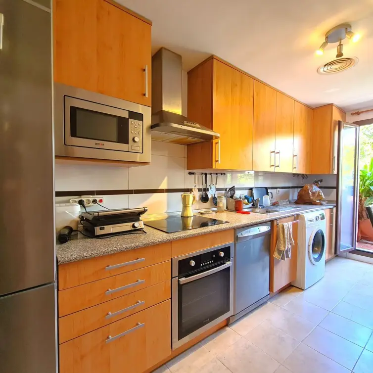 Sale of middle floor apartment in Estepona
