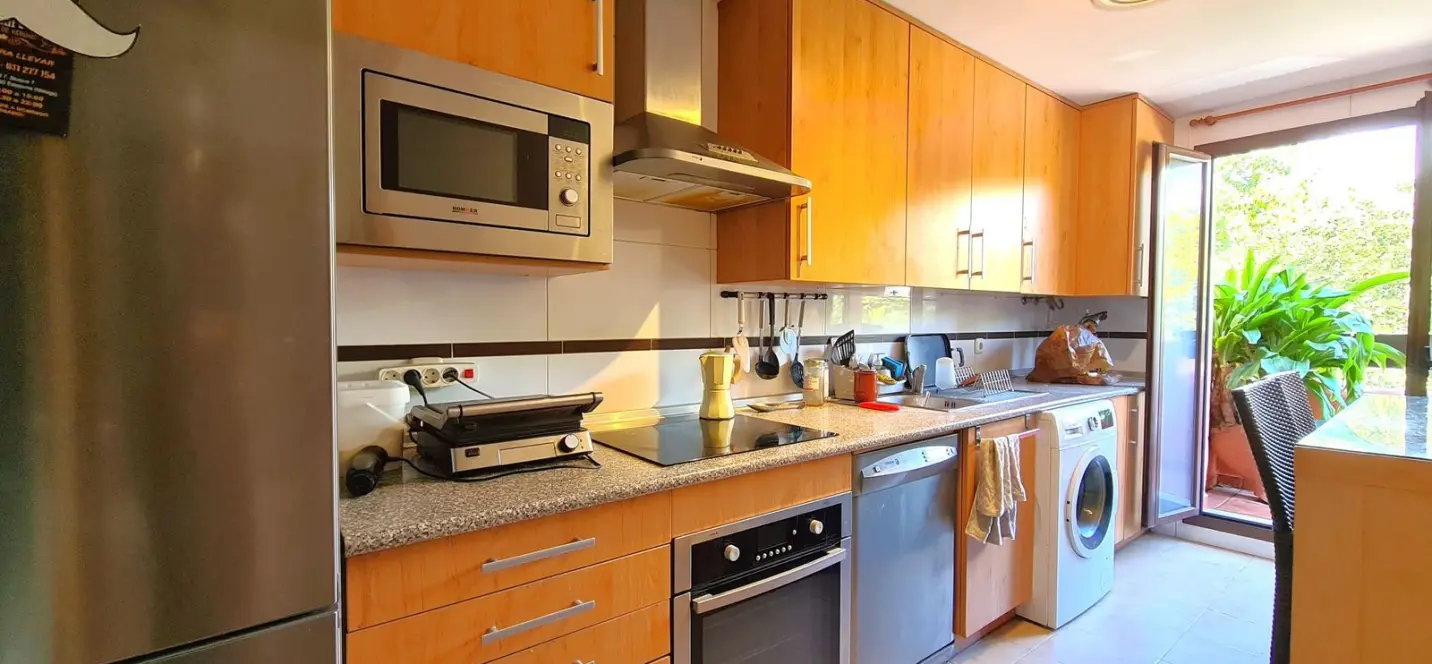 Sale of middle floor apartment in Estepona 3