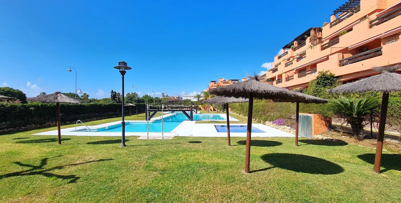 Продажа апартаментов на среднем этаже в Estepona 27