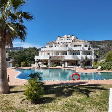 Sale of middle floor apartment in Nueva Andalucía