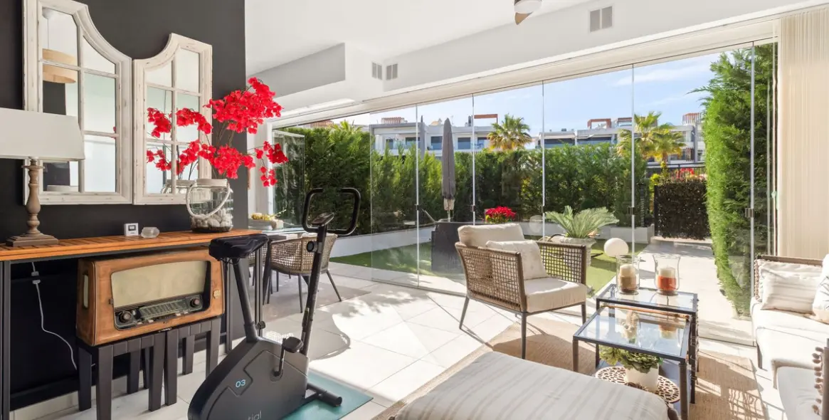 Продажа апартаментов на первом этаже в New Golden Mile 8