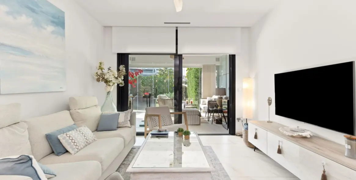 Продажа апартаментов на первом этаже в New Golden Mile 10