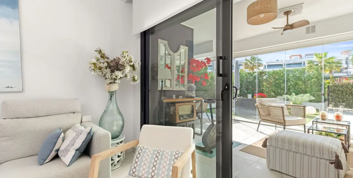 Продажа апартаментов на первом этаже в New Golden Mile 20