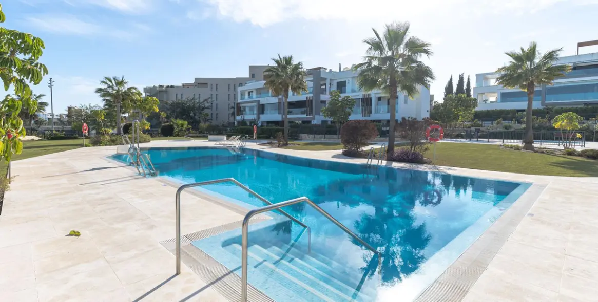 Продажа апартаментов на первом этаже в New Golden Mile 22