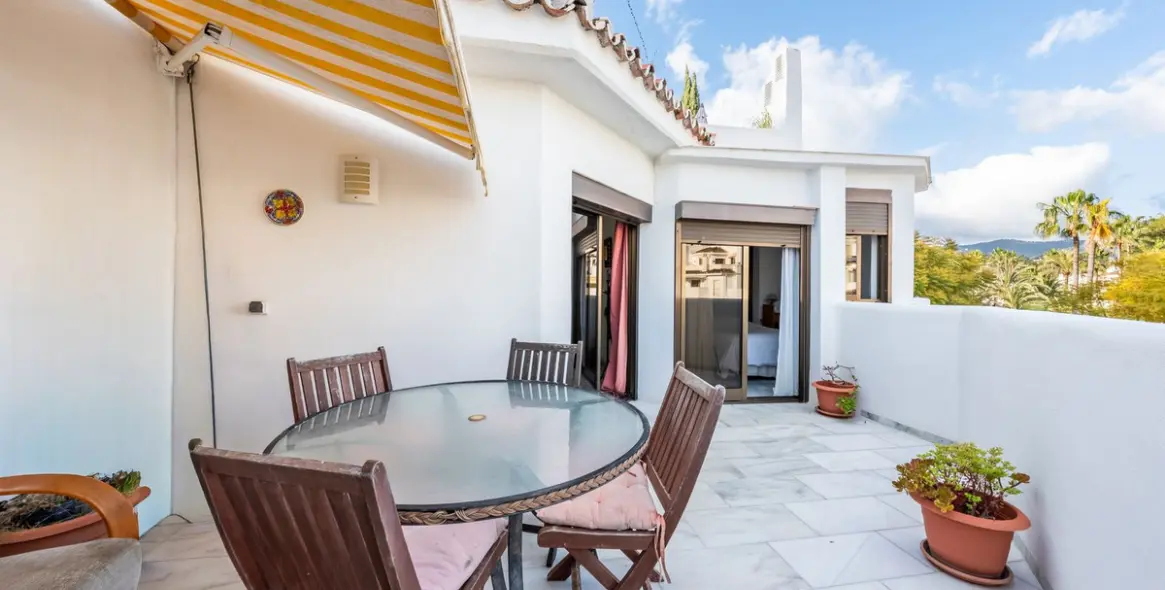 Sale of penthouse in Elviria 3